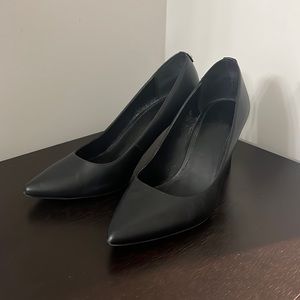 MICHAEL Michael Kors Abbi Leather Flex Pumps in Black